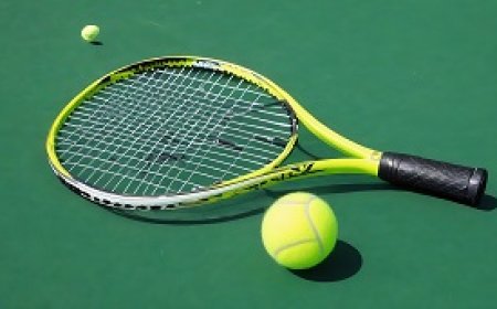 How do you choose the appropriate tennis racket